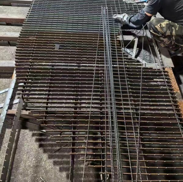 Special-shaped steel grating